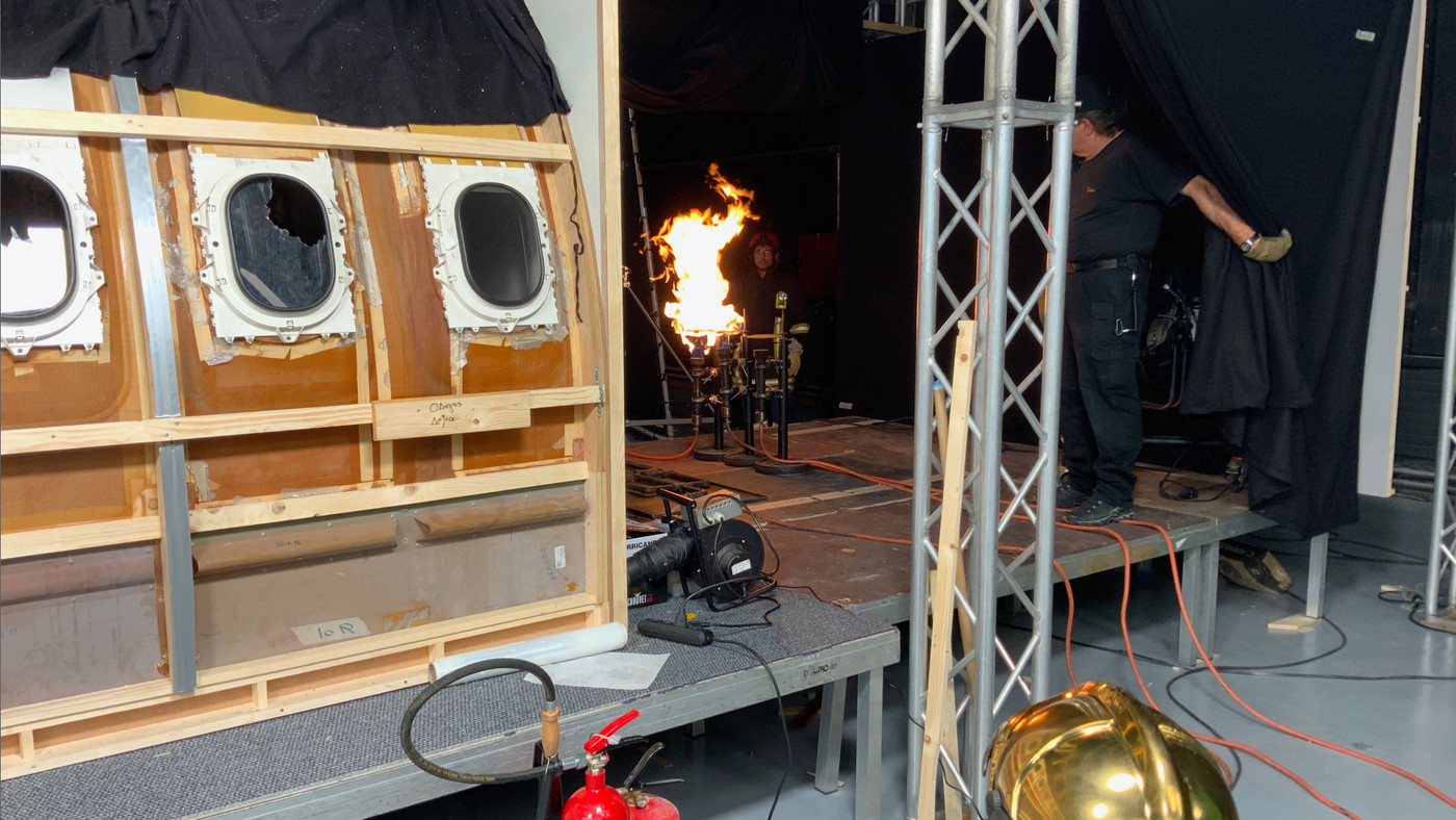 On-set rig for producing aeroplane cabin fire.