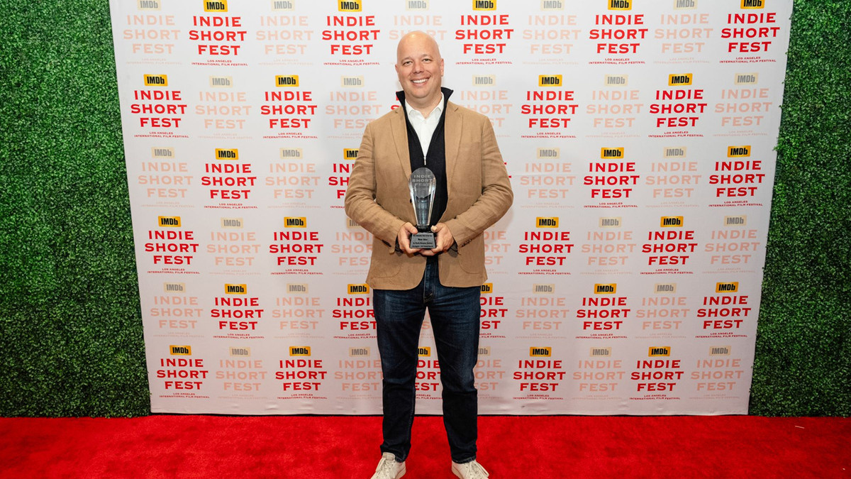 Marko Bosanac holding an award for animated short film NEW IDEA.