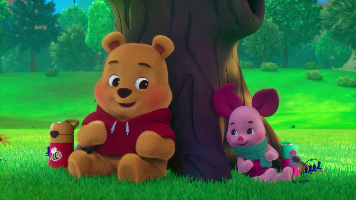 ‘Playdate with Winnie the Pooh’에서 여유로운 시간을 보내고 있는 Winnie the Pooh와 Piglet