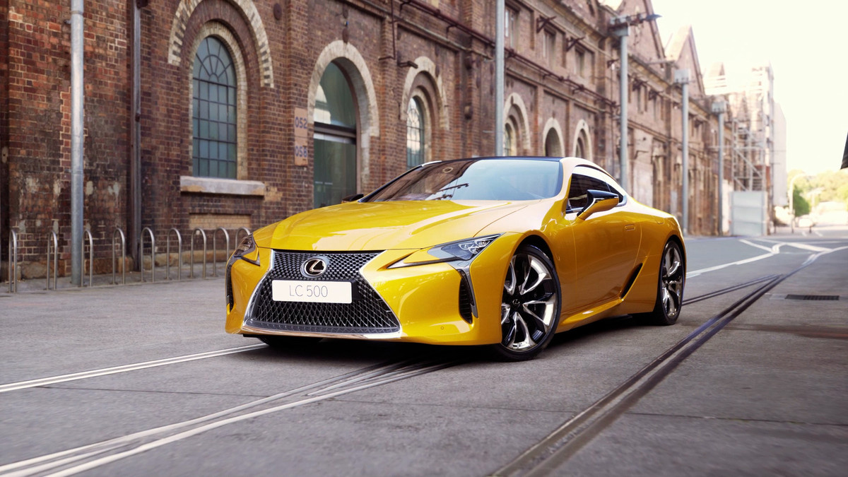 CG-Render eines gelben Sportautos von Lexus.
