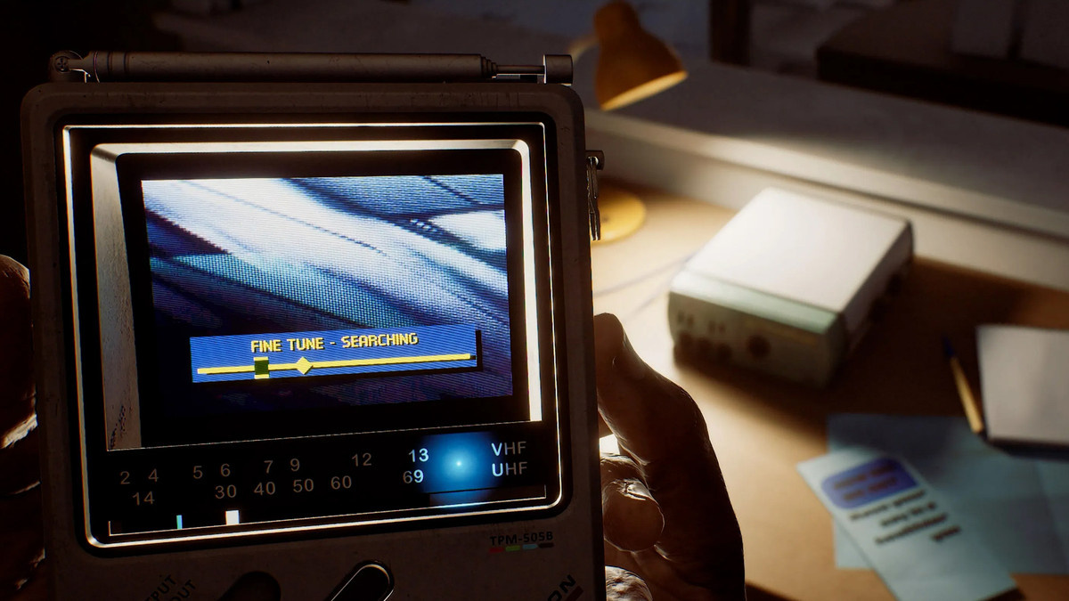An interior shot of a player holding the CRTV in ‘SILENT HILL: Townfall’.