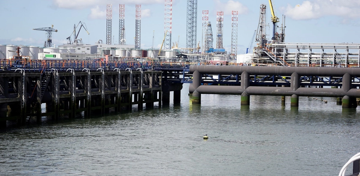Terra Inspectioneering's sailing drone heads toward the jetty.
